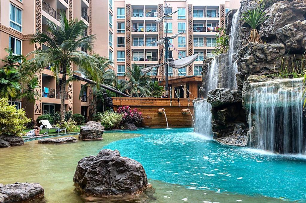 Atlantis Waterpark Jomtien Beach Exterior photo